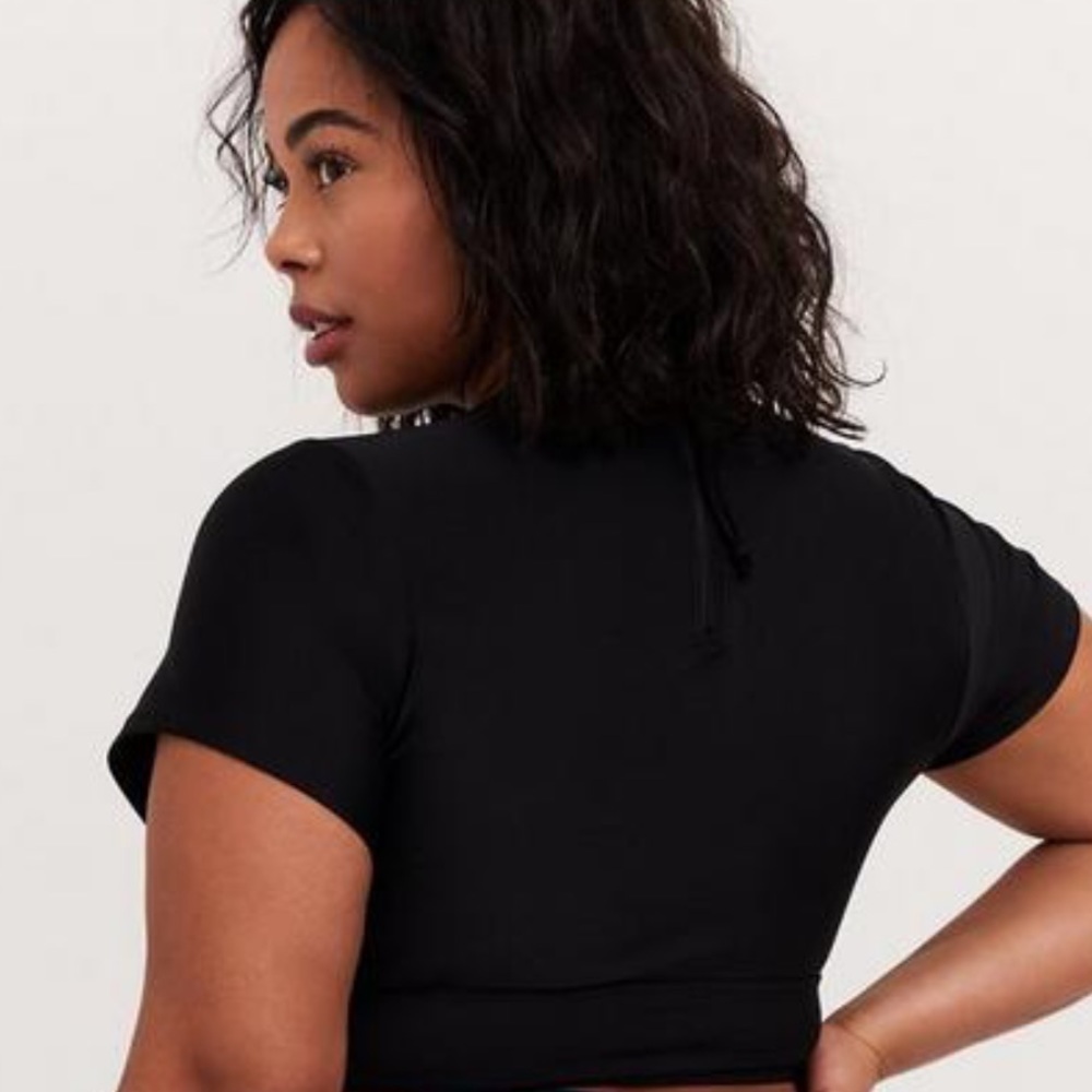 Torrid Active Wireless Cropped Short Sleeve Rashguard - Picture 3 of 3